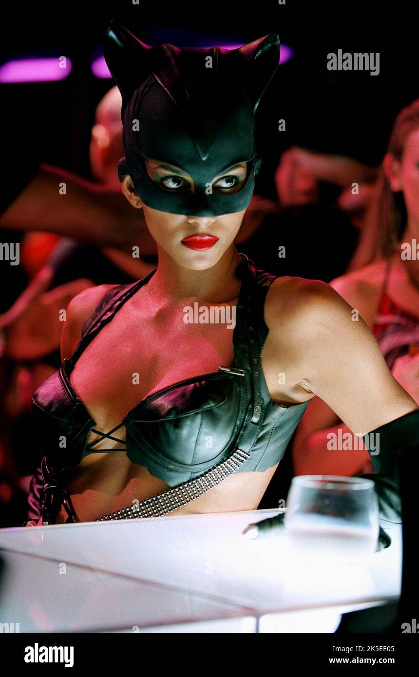 HALLE BERRY, Catwoman, 2004 Banque D'Images