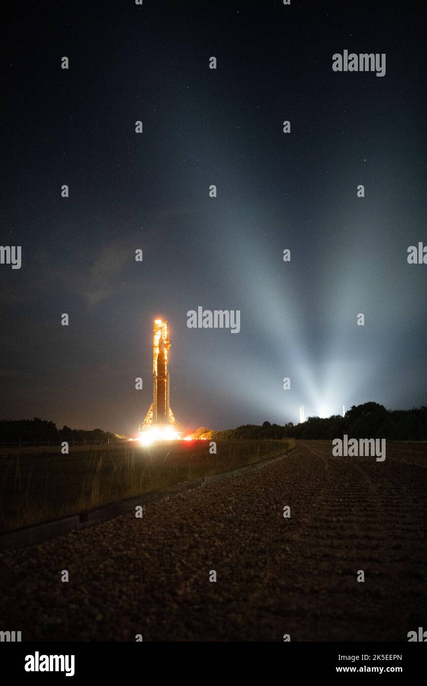La NASA a déployé la fusée Artemis I SLS avec la sonde Orion pour lancer le Pad 39B au Kennedy Space Center, en Floride, comme premier test intégré de systèmes spatiaux lointains, avec un lancement sans équipage prévu pour le 29 août 2022. Banque D'Images