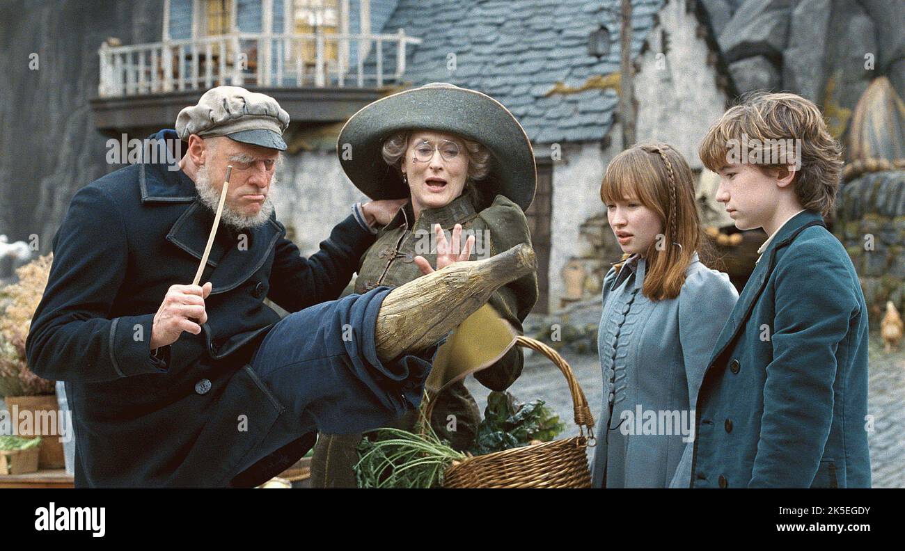 JIM CARREY, Meryl Streep, EMILY BROWNING, LIAM AIKEN, Lemony Snicket's A SERIES OF UNFORTUNATE EVENTS, 2004 Banque D'Images