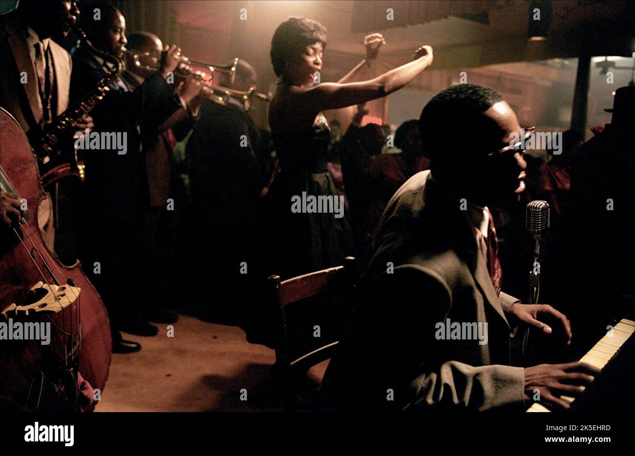 AUNJANUE ELLIS, Jamie Foxx, RAY, 2004 Banque D'Images