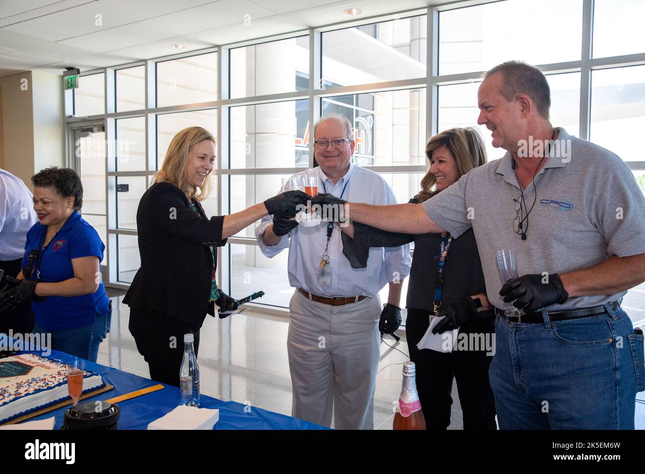 Les hauts dirigeants et les employés du Centre spatial Kennedy de la NASA ont célébré le 60th anniversaire du centre avec un gâteau « Cheers to 60 years » et un toast non alcoolisé au siège central du campus sur 28 juin 2022. Janet Sellars, directrice des ressources humaines; Janet Petro, directrice du centre; Burt Summerfield, directrice associée du centre; Direction ; Jennifer Kunz, directrice du centre associé, technique ; et Tom Engler, directeur de la planification et du développement du Centre. En juillet 1962, le Launch Operations Center en Floride a été créé. En décembre 1963, il a été rebaptisé John F. Kennedy Space C Banque D'Images