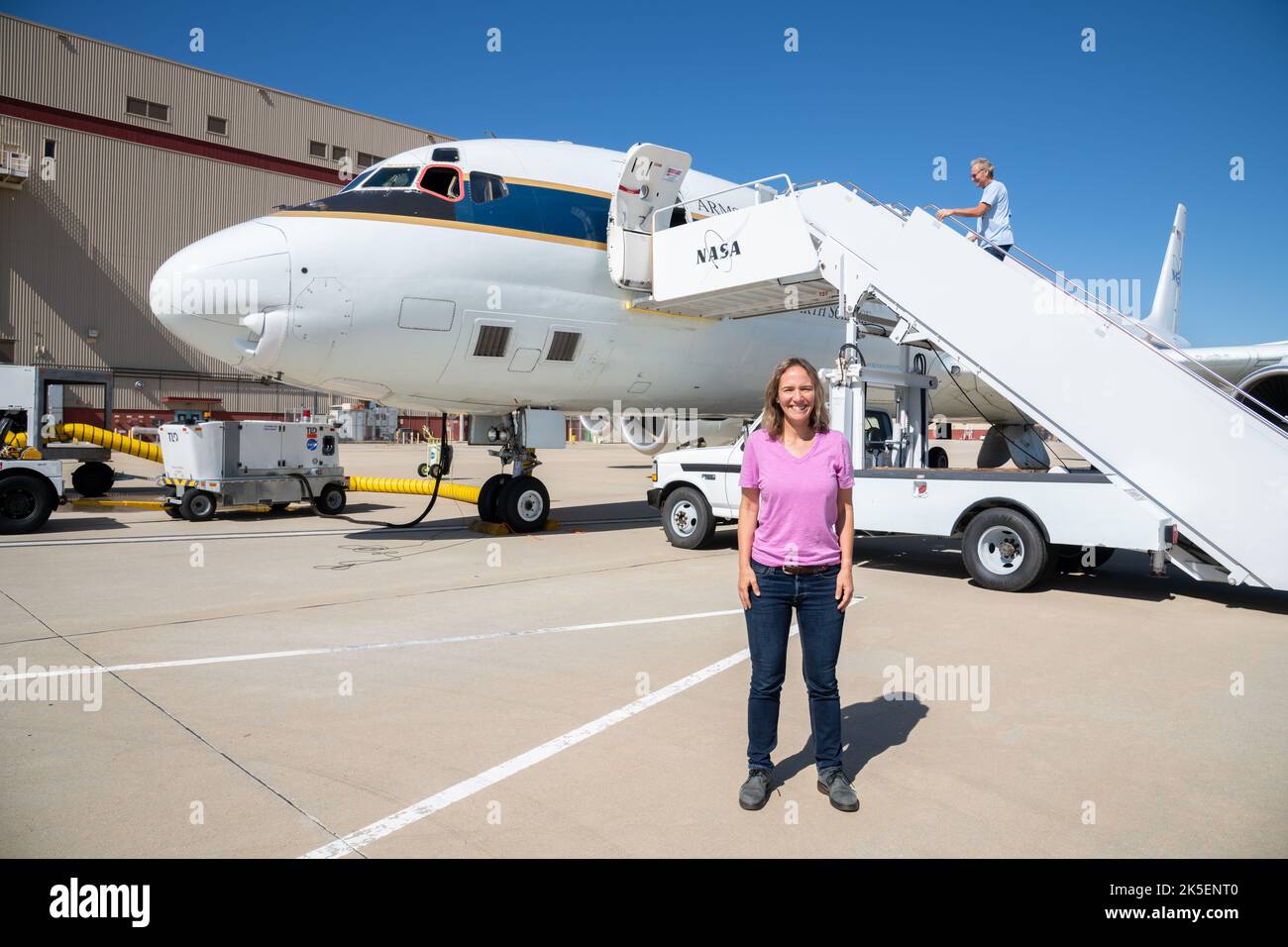 Le programme de recherche aéroportée étudiante de la NASA invite la Dre Ann Marie Carlton, professeure de chimie à l’Université de Californie, Irvine et chargée de la politique scientifique et technologique à la Maison Blanche, à monter à bord du DC-8 pour mesurer la qualité de l’air sur 23 juin 2022. Banque D'Images