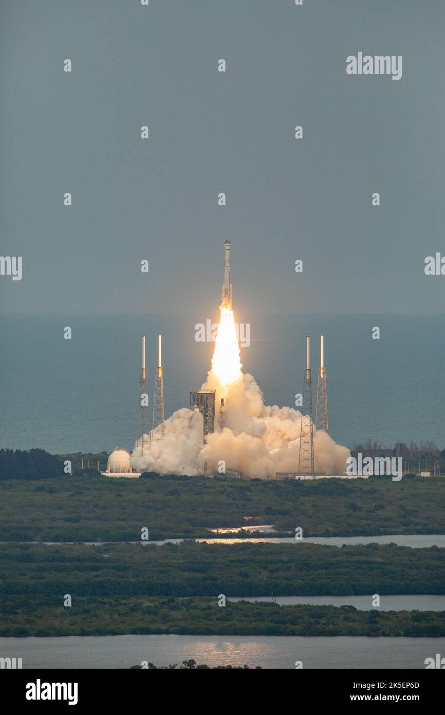 Une fusée Atlas V de l’Alliance de lancement unie décale sur 19 mai 2022, du complexe de lancement spatial 41 à la station de la Force spatiale du Cap-Canaveral en Floride pour l’essai de vol orbital non-crew-2 (OFT-2) de la NASA pour le programme d’équipage commercial de l’agence. Le décollage de L'OFT-2 s'est produit à 6 h 54 HAE. Starliner devrait arriver à la station spatiale pour l'amarrage environ 24 heures plus tard avec plus de 500 livres de cargaison de la NASA. Le test en vol est conçu pour tester les capacités de bout en bout du système pour le programme commercial Crew de la NASA, fournissant des données précieuses à la NASA certifiant le transport de l'équipage de Boeing Banque D'Images