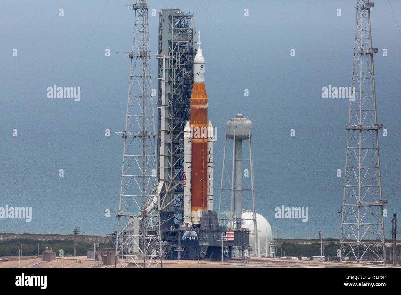 Le système de lancement spatial Artemis I (SLS) et l'engin spatial Orion sont en vue au sommet du lanceur mobile sur le Launch Pad 39B du Kennedy Space Center de la NASA, en Floride, à 14 avril 2022, lors d'un essai de prélancement appelé Wet Dress Rehearsal. Artemis I sera le premier test intégré des engins spatiaux SLS et Orion. Dans les missions ultérieures, la NASA atterrira la première femme et la première personne de couleur sur la surface de la Lune, ouvrant la voie à une présence lunaire à long terme et servant de pierre à aiguiser sur le chemin de Mars. Banque D'Images