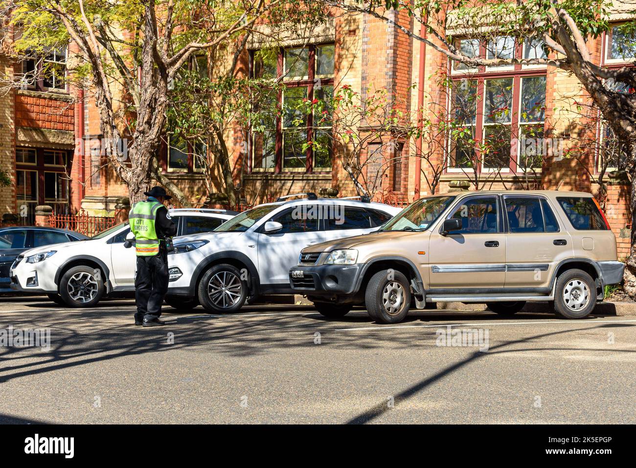 Un gardien de ville de Sydney qui regarde les voitures garées à Ultimo Banque D'Images