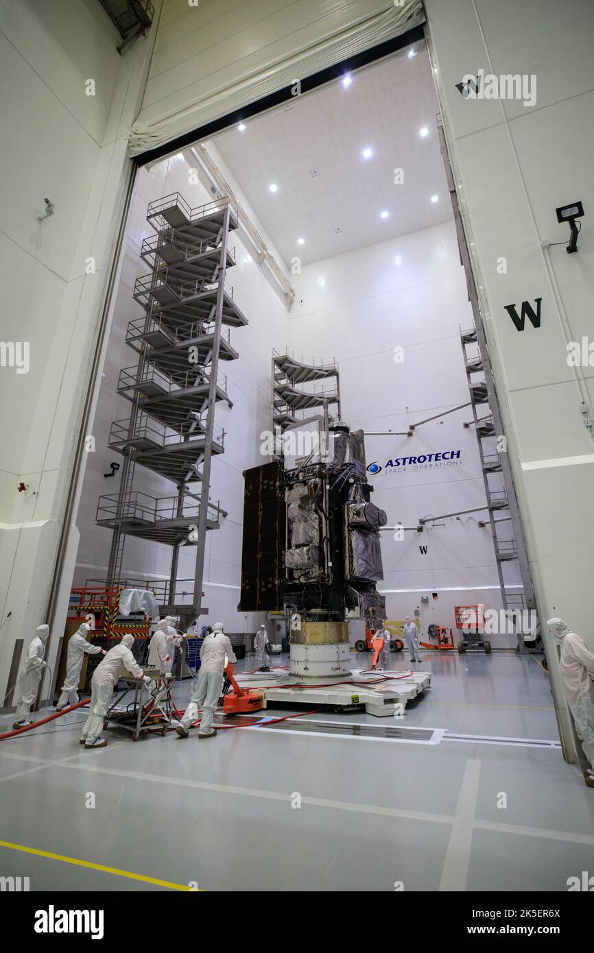 Des techniciens déplacent le satellite-T géostationnaire de l’environnement opérationnel de la NOAA (GOO-T) à l’intérieur de l’installation d’Astrotech Space Operations à Titusville, en Floride, le 28 janvier 2022. Le vaisseau spatial est en cours de préparation pour l'encapsulation à l'intérieur de ses trous de charge utile de protection. GOES-T doit être lancé sur 1 mars 2022, au sommet d'une fusée Atlas V 541 de l'Alliance de lancement unie (ULA) à partir du complexe de lancement spatial 41 à la station de la Force spatiale du Cap-Canaveral. GOES-T est le troisième satellite de la série GOES-R qui continuera d'aider les météorologues à observer et à prévoir les événements météorologiques locaux qui affectent la sécurité publique. Le Banque D'Images