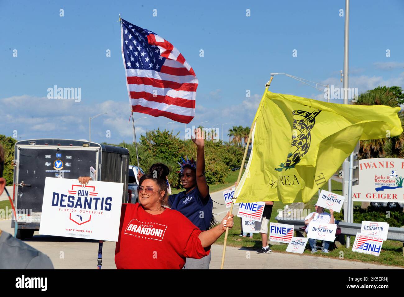 Melbourne, Comté de Brevard, Floride, États-Unis. 7 octobre 2022. La course politique de 2022 à un départ le représentant de l'État de Floride Randy Fine avec des représentants de la campagne de réélection du gouverneur de Floride Ron DeSantis a tenu un événement de signe et de distribution sur la chaussée de Melbourne. Crédit photo : Julian Leek/Alay Live News Banque D'Images