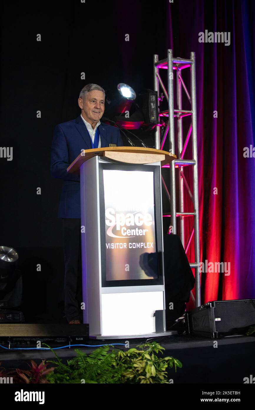 Bob Cabana, administrateur associé de la NASA, parle lors de la cérémonie d'initiation au Temple de la renommée des astronautes américains sur 11 juin 2022, au complexe d'accueil du Kennedy Space Center en Floride. Trois anciens astronautes de la NASA, Chris Ferguson, David Leestma et Sandra Magnus, ont reçu des médailles et sont devenus membres de la classe 21st des astronautes qui seront intronisés au Temple de la renommée. Les 2022 personnes intronisées ont été sélectionnées par un comité d'astronautes du Temple de la renommée, d'anciens responsables de la NASA, de directeurs de vol, d'historiens et de journalistes. Cette année, l’initiation porte le nombre total de membres de l’AHOF à 105. Banque D'Images
