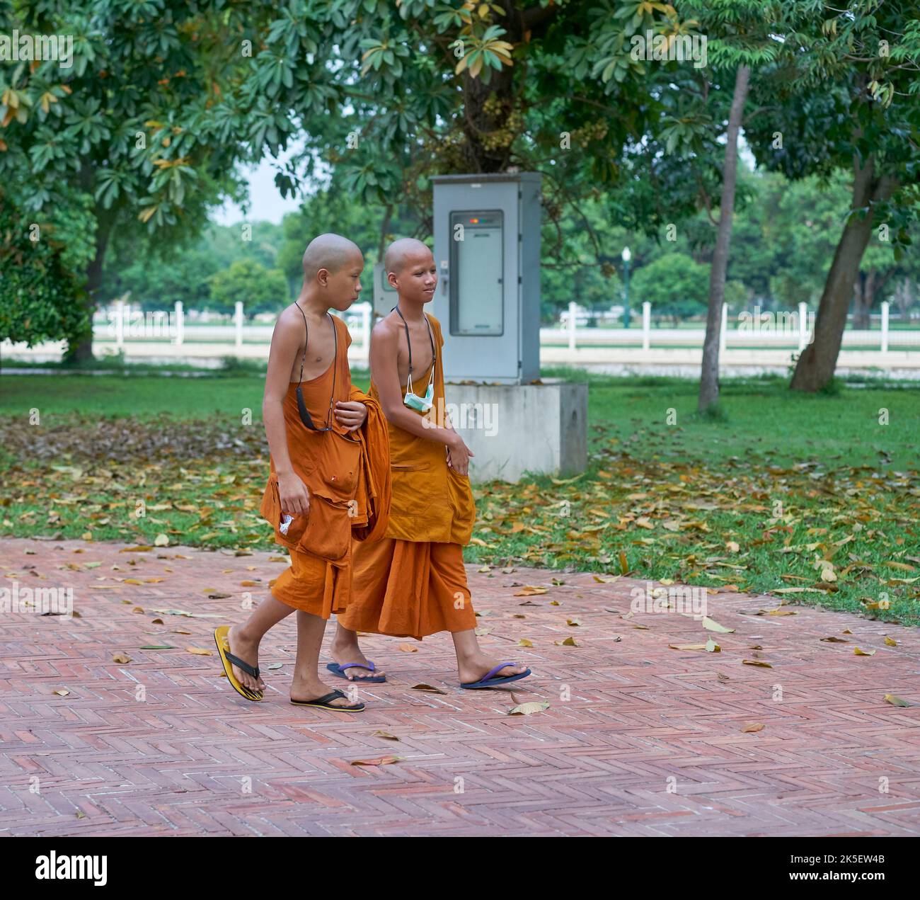 Jeunes moines débutants marchant, pris à Ayutthaya, Thaïlande. Banque D'Images