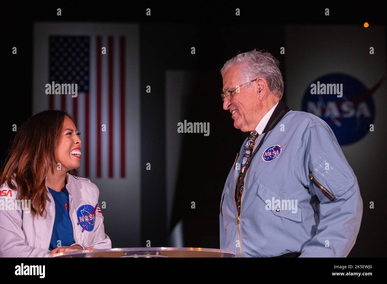 Megan Cruz, de la NASA les communications ont interviewé l'astronaute Apollon 17 Harrison Schmitt au Kennedy Space Center de la NASA en Floride, avant le décollage de la mission Crew-4 du Kennedy Launch Complex 39A sur 27 avril 2022. La fusée SpaceX Falcon 9, avec l'équipage Dragon en haut, a été lancée à 3 h 52 HAE sur 27 avril. Les astronautes de la NASA, Kjell Lindgren, commandant de bord, Bob Hines, pilote, et Jessica Watkins, Spécialiste de mission, ainsi que l'astronaute Samantha Cristoforetti de l'Agence spatiale européenne (ESA). Surnommé Freedom par les astronautes de l'équipage-4, Dragon will car Banque D'Images