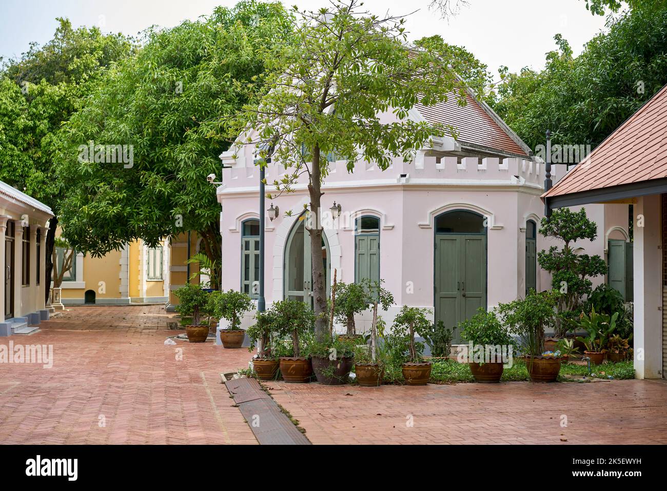 Un temple thaïlandais inhabituel qui est construit dans la conception d'une église chrétienne, prise à Ayutthaya, Thaïlande. Banque D'Images