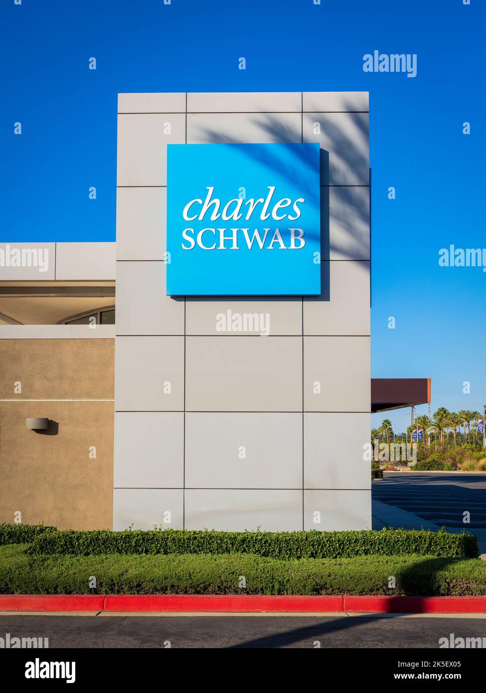 Charles Schwab signe au drive-in Banque D'Images