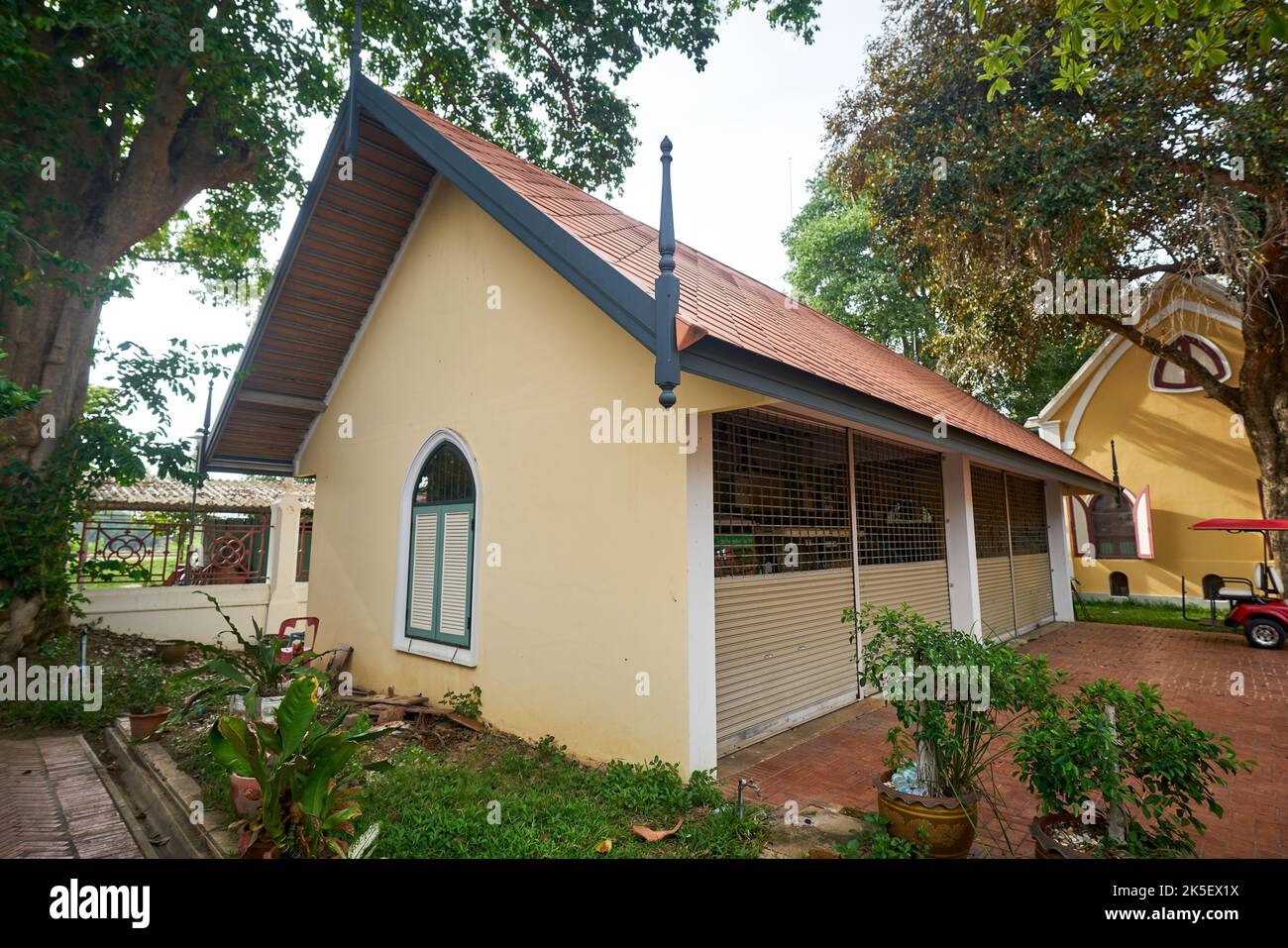 Un temple thaïlandais inhabituel qui est construit dans la conception d'une église chrétienne, prise à Ayutthaya, Thaïlande. Banque D'Images