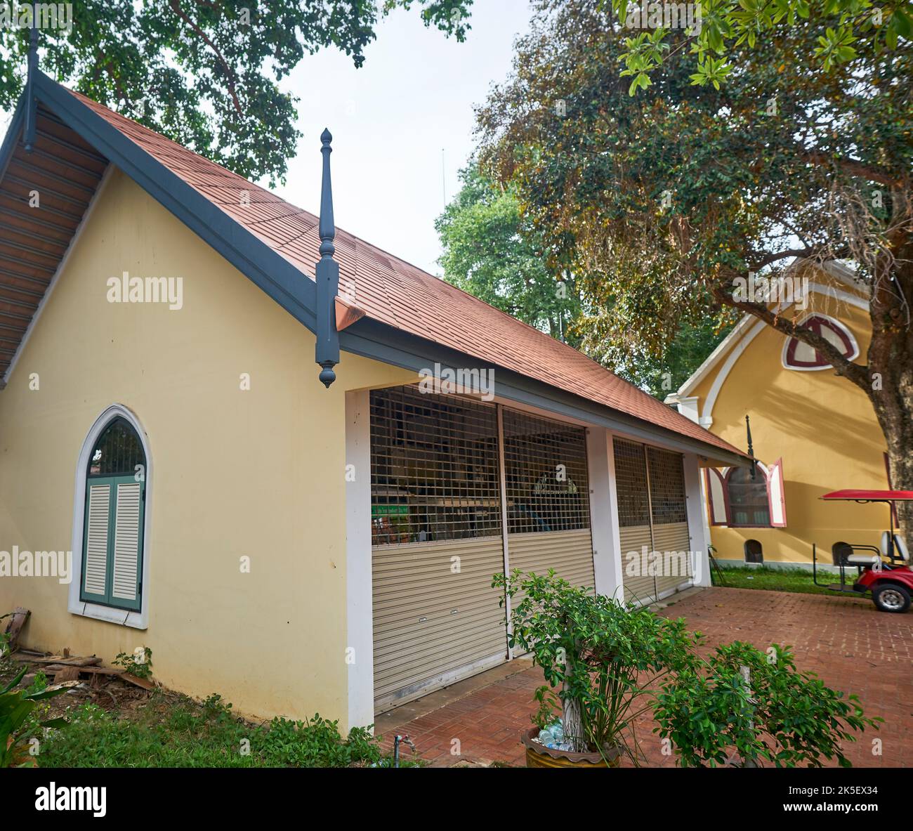Un temple thaïlandais inhabituel qui est construit dans la conception d'une église chrétienne, prise à Ayutthaya, Thaïlande. Banque D'Images
