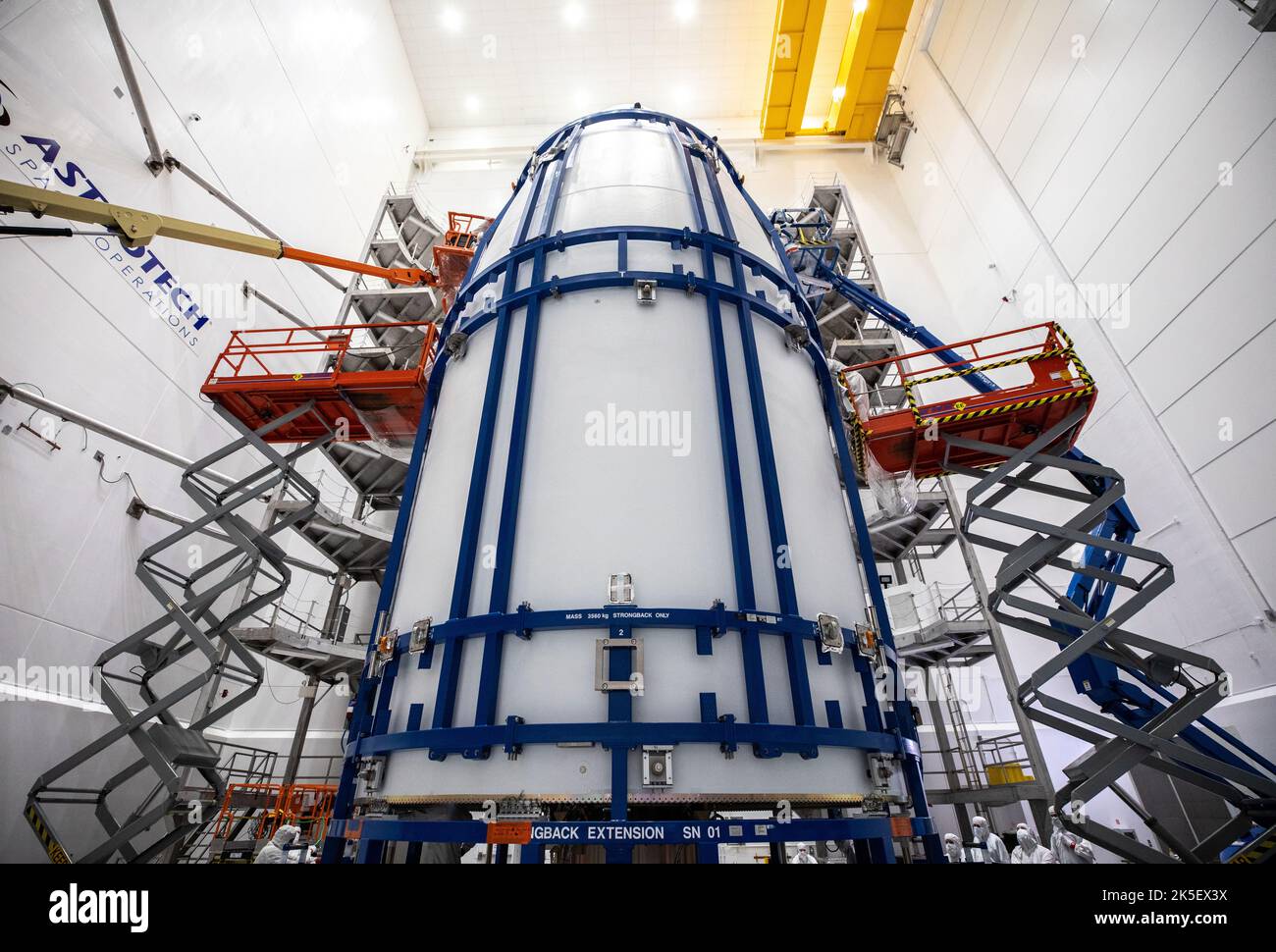 Les techniciens assistent à l’United Launch Alliance les fairings de la charge utile de l’Atlas V sont fixés autour du satellite géostationnaire environnemental opérationnel T (GOO-T) de la NOAA à l’intérieur de l’installation d’Astrotech Space Operations à Titusville, en Floride, le 7 février 2022. Les carénages de charge utile sécurisent et protègent le satellite pendant le lancement. GOES-T doit être lancé sur 1 mars 2022, au sommet de la fusée Atlas V 541 du complexe de lancement spatial 41 à la station de la Force spatiale du Cap-Canaveral. GOES-T est le troisième satellite de la série GOES-R qui continuera d'aider les météorologues à observer et à prévoir les événements météorologiques locaux Banque D'Images