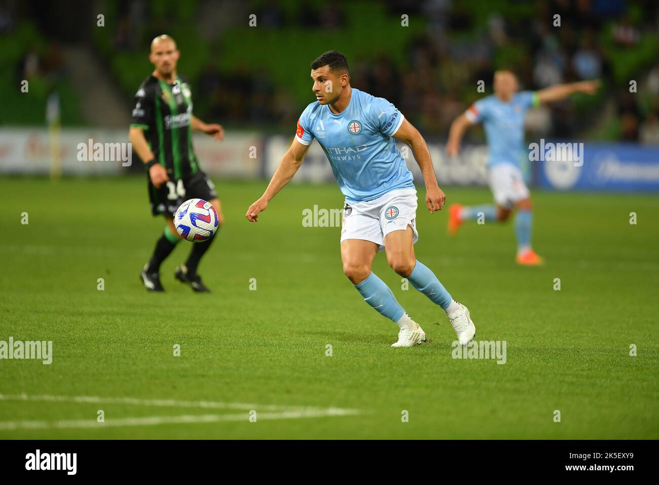 Melbourne, Australie. 7 octobre 2022. Andrew Nabbout, attaquant de la ville de Melbourne, reçoit un pass pour le match Melbourne City contre Western United à l'AAMI Park Banque D'Images