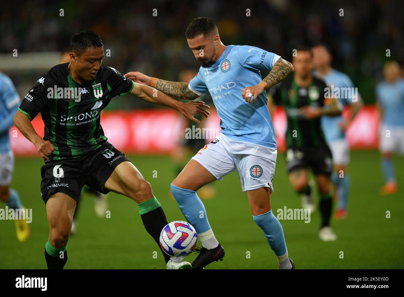 Melbourne, Australie. 7 octobre 2022. Tomoki Imai de Western United s'attaque à Jamie McLaren de Melbourne City lors du match Melbourne City contre Western United Banque D'Images