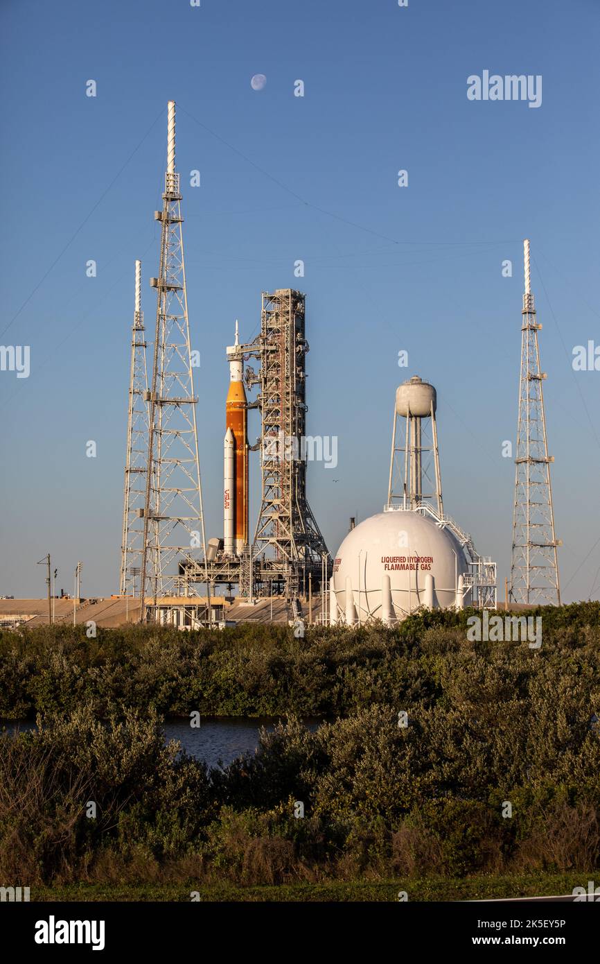 Artemis I SLS et Orion ont été transportés au sommet du lanceur mobile jusqu'à la rampe de lancement 39B au Kennedy Space Center le 21 mars 2022, pour une répétition en robe humide, le premier test intégré des satellites SLS et Orion. Banque D'Images