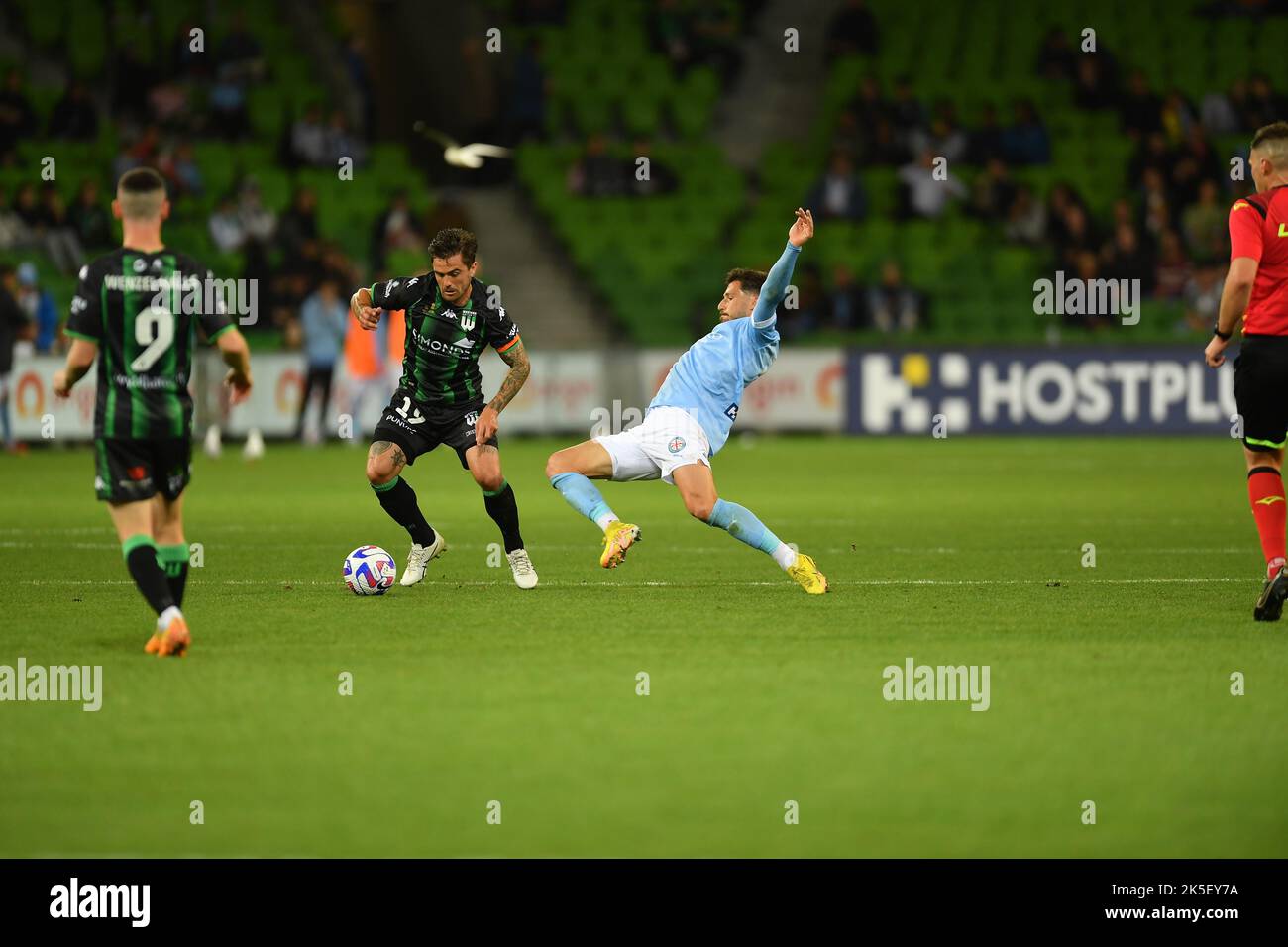 Melbourne, Australie. 7 octobre 2022. Josh Risden, Western United, fait passer le ballon devant Matthew Leckie de Melbourne lors de leur premier affrontement Banque D'Images