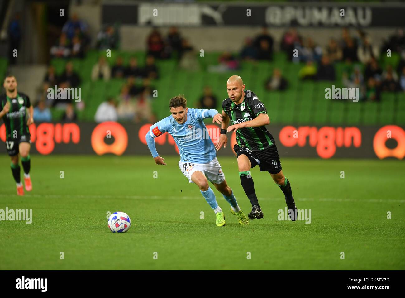 Melbourne, Australie. 7 octobre 2022. Le défenseur de la ville de Melbourne, Callum Talbot, va de la tête à la tête avec James Troisi de Western United à l'AAMI de Melbourne Banque D'Images