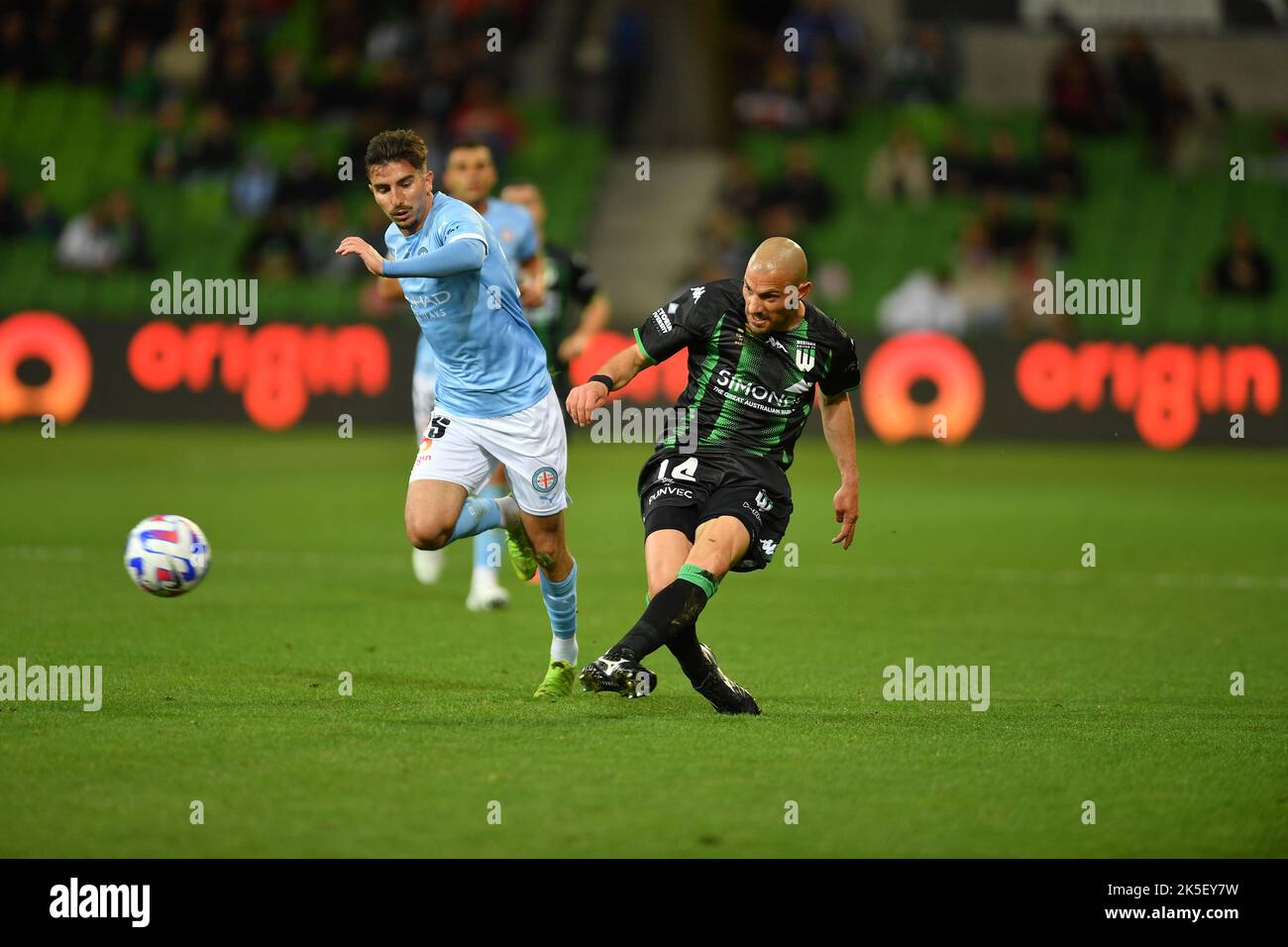 Melbourne, Australie. 7 octobre 2022. James Troisi, de Western United, avance le ballon devant le défenseur de la ville de Melbourne, Callum Talbot, au premier M. Banque D'Images