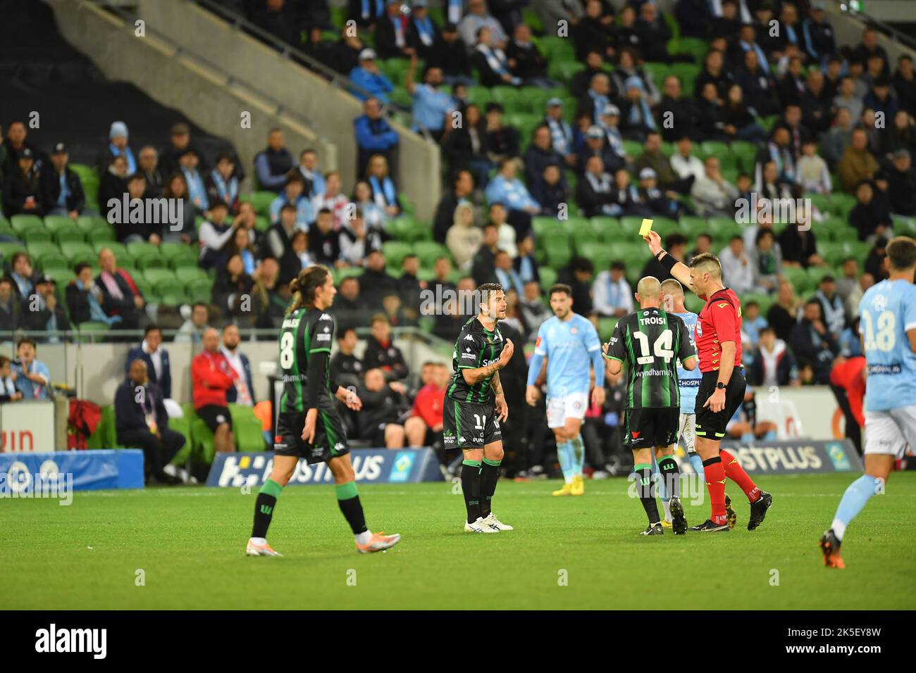 Melbourne, Australie. 7 octobre 2022. Connor pain reçoit la carte jaune au match Melbourne City contre Western United à l'AAMI Park. Banque D'Images
