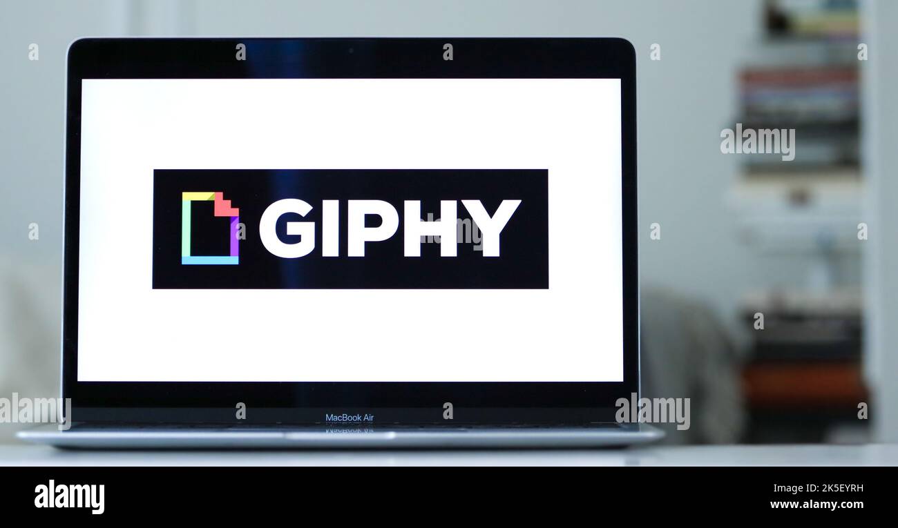 Le logo de Giphy, un moteur de recherche américain permettant aux utilisateurs de rechercher des fichiers GIF, des vidéos silencieuses en boucle courte, affichées sur un écran d'ordinateur portable Banque D'Images