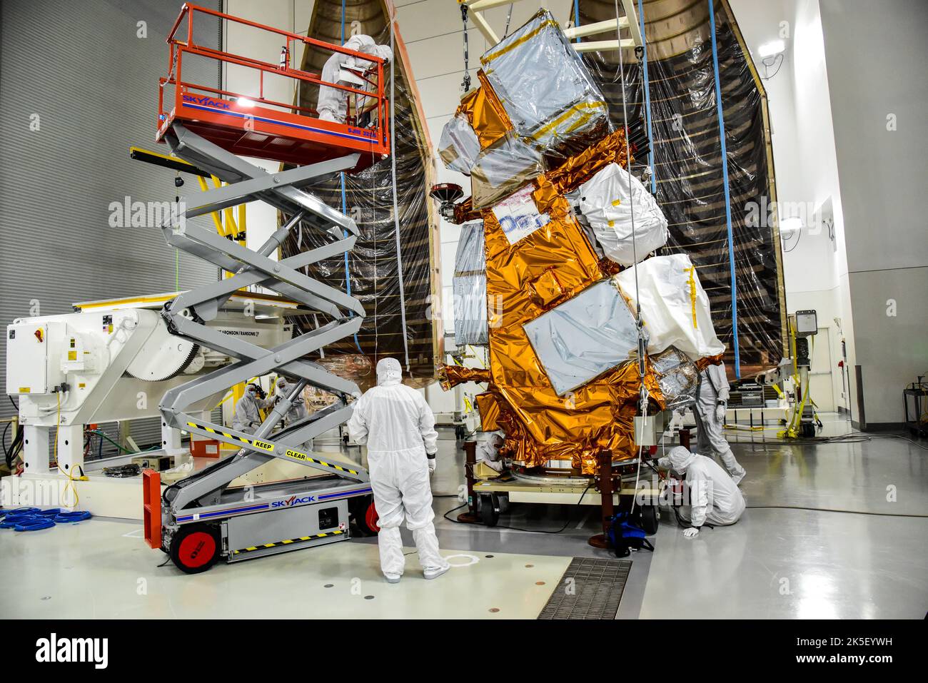 Les techniciens aident à transférer le satellite conjoint 2 (JPSS-2) de la  NASA et de la National Oceanic and Atmospheric Administration (NOAA) sur un  chariot d'intégration et d'essai à l'intérieur de l'installation