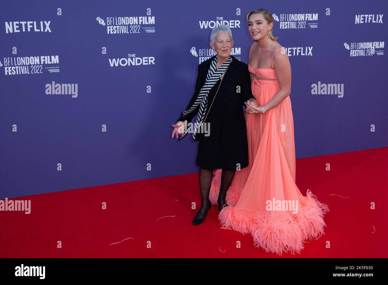 Florence Pugh et sa grand-mère Granny Pat assistent à la première Wonder dans le cadre du Festival du film BFI de Londres 66th à Paris, France sur 06 octobre 2022. Photo d'Aurore Marechal/ABACAPRESS.COM Banque D'Images