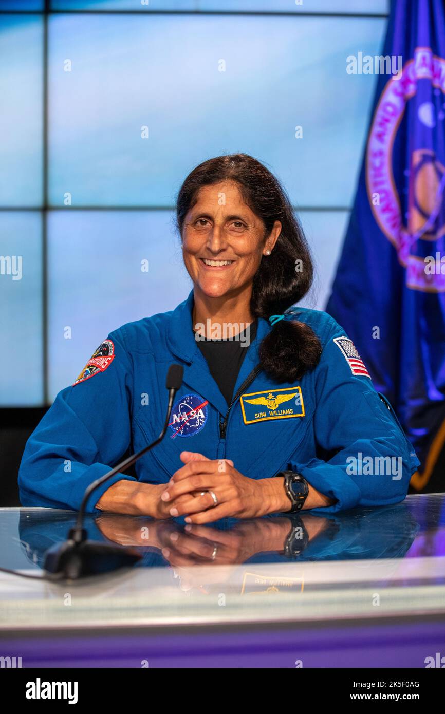 L’astronaute de la NASA Simi Williams participe à la séance d’information sur le leadership de la NASA avant le Boeing orbital Flight Test-2 (OFT-2) de l’agence au Kennedy Space Center de la NASA, en Floride, au 18 mai 2022. Le vaisseau spatial CST-100 Starliner de Boeing sera lancé au sommet d’une fusée Atlas V de l’United Launch Alliance à partir du complexe de lancement spatial 41 à la station spatiale Cape Canaveral pour le programme commercial Crew de la NASA. Banque D'Images