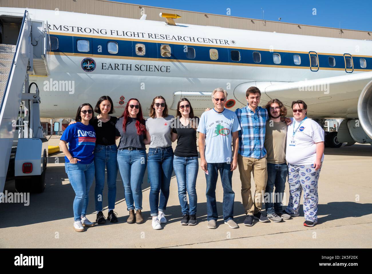 Les participants du SARP de la NASA posent avec des mentors devant le DC-8 le 23 juin 2022, avant d’étudier la qualité de l’air au-dessus de la vallée centrale de Californie au Armstrong Flight Research Center. Banque D'Images