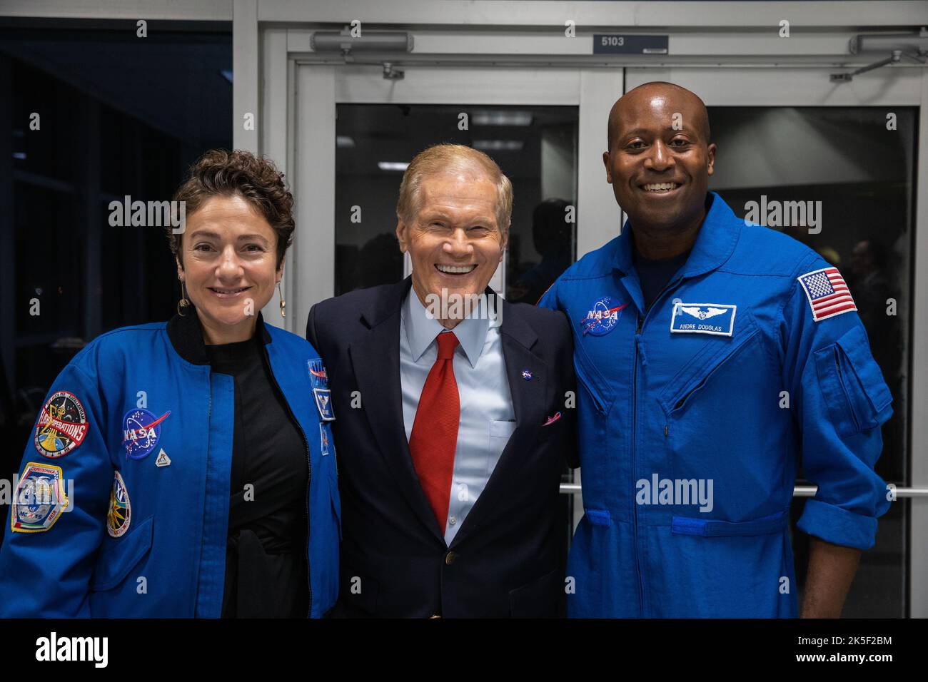 L’administrateur de la NASA, Bill Nelson, au centre, a visité l’astronaute de la NASA Jessica Meir, à droite, et le candidat de l’astronaute Andre Douglas, au cours des activités de compte à rebours du lancement de la mission Artemis I de la NASA, le 29 août 2022, au Kennedy Space Center de l’agence, en Floride. Le lancement a été agité pour la journée. La première d'une série de missions de plus en plus complexes, Artemis I fournira une base pour l'exploration de l'espace profond humain et montrera notre engagement et notre capacité à étendre la présence humaine à la Lune et au-delà. L'objectif principal d'Artemis I est de tester minutieusement les systèmes intégrés avant Banque D'Images