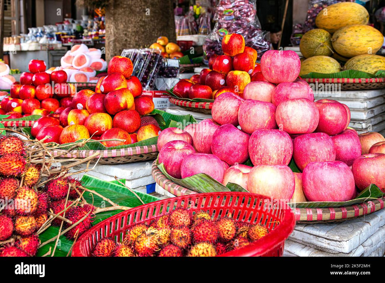 Fruits à vendre exposés au marché de rue à Hai Phong, Vietnam Banque D'Images
