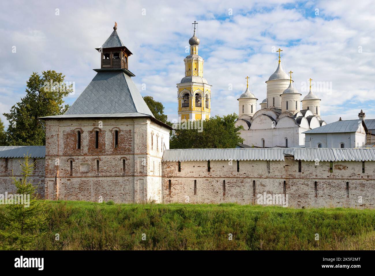 Dans l'ancien monastère de Spaso-Prilutsky Dimitriev, un matin d'août. Vologda, Russie Banque D'Images