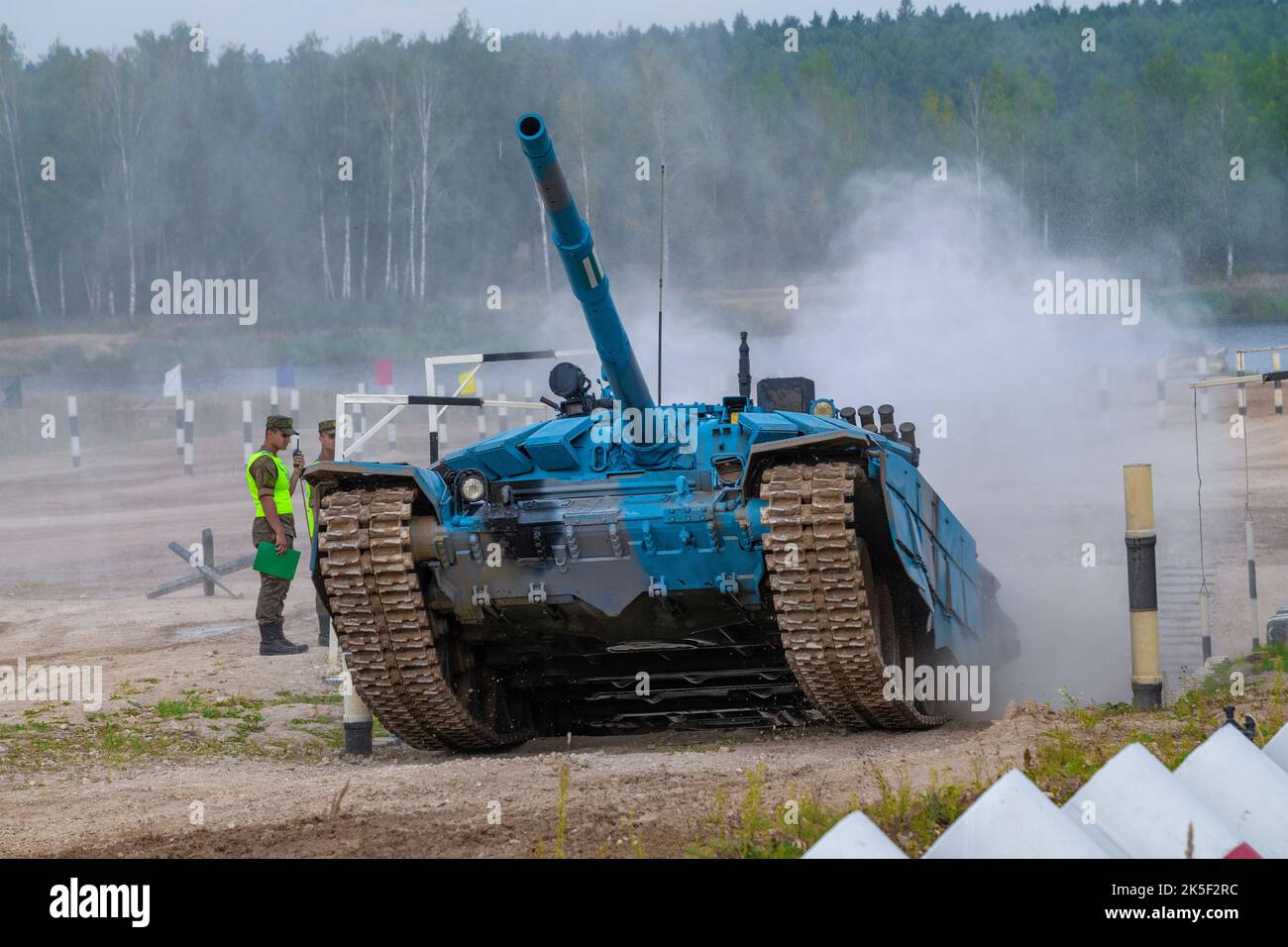ALABINO, RUSSIE - 19 AOÛT 2022: Réservoir T-72B3 de couleur bleue de l'équipe abkhaze sort du fossé. Fragment de biathlon de réservoir. Internatio Banque D'Images