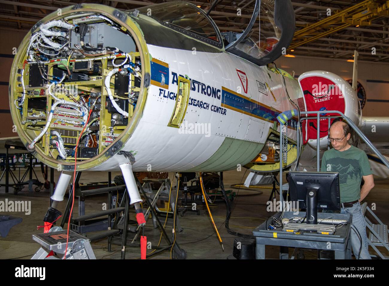 L’aéronef ER-2 de la NASA est préparé pour un vol de contrôle par Eric Hintsa, scientifique de l’instrument de chromatographe UAS (Unhabités Aircraft Systems) pour les espèces à l’état de traces atmosphériques (UCATS), sur 13 mai 2022. Banque D'Images