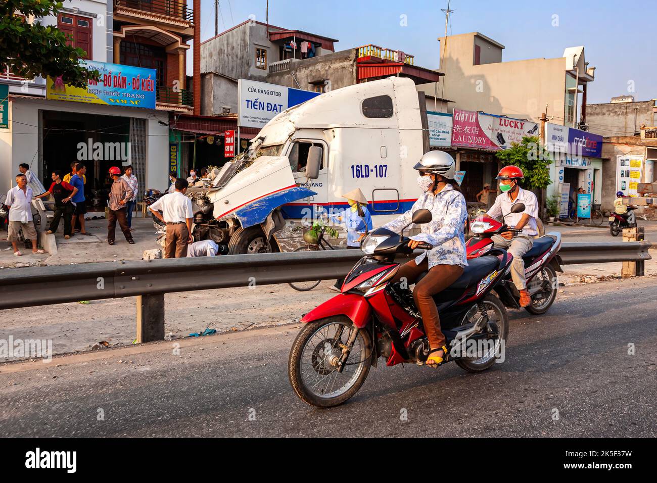 Moto passant accident de camion sur la route de service sur Hai Phong à Hanoi route, Vietnam Banque D'Images