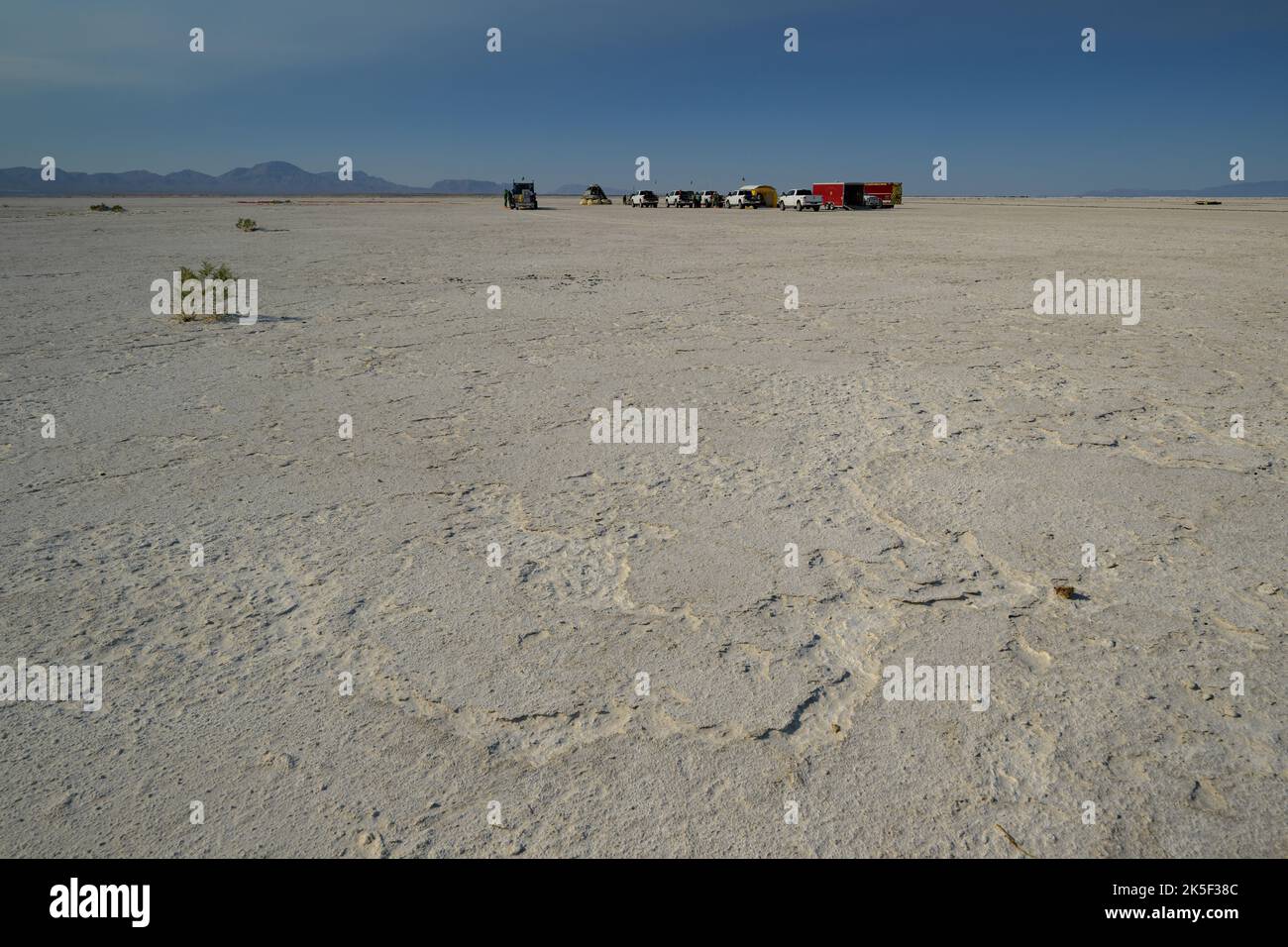 Boeing et les équipes de la NASA travaillent autour du vaisseau spatial Boeing CST-100 Starliner après avoir atterri dans le port spatial de la chaîne de tir de missiles de White Sands, mercredi, à 25 mai 2022, au Nouveau-Mexique. L'essai orbital Flight Test-2 (OFT-2) de Boeing est le deuxième essai en vol sans équipage de Starliner à la Station spatiale internationale dans le cadre du programme commercial Crew de la NASA. OFT-2 sert de test de bout en bout des capacités du système. Banque D'Images
