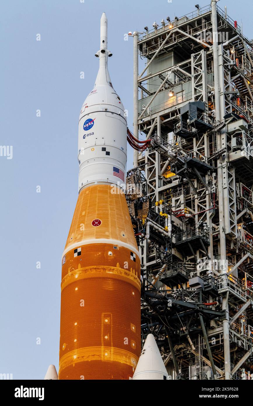 Le véhicule Artemis I avec le vaisseau spatial Orion roule du bâtiment d'assemblage de véhicules à la rampe de lancement pour la répétition de vêtements mouillés et les contrôles de pré-lancement au Kennedy Space Center. Banque D'Images