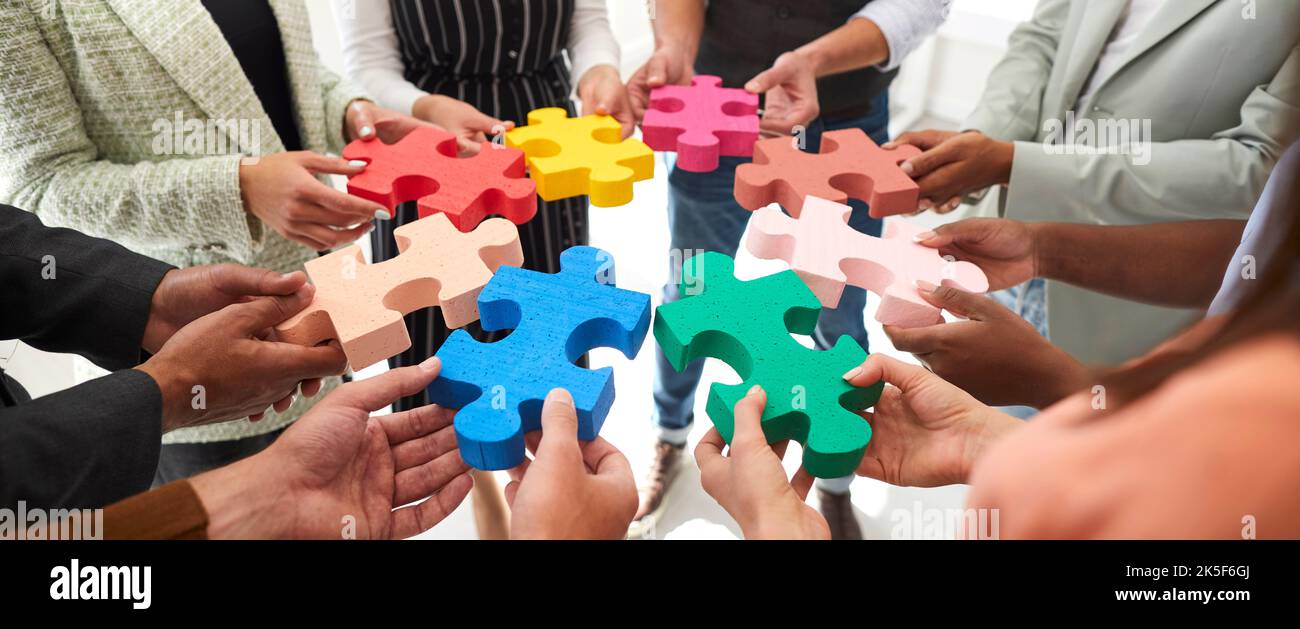 Arrière-plan de bannière avec une équipe diversifiée de gens d'affaires se joignant à des parties de puzzle puzzle Banque D'Images
