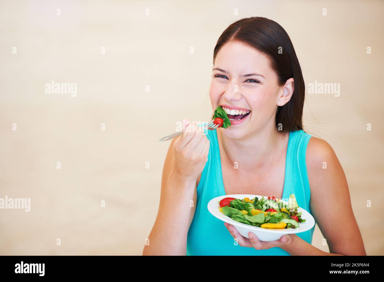 L'option végétarienne. Portrait d'une belle jeune femme en train de savourer une salade. Banque D'Images