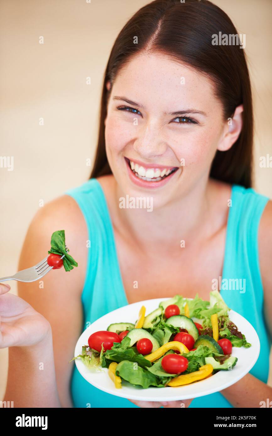 L'alternative saine. Portrait d'une jeune femme attrayante mangeant une salade. Banque D'Images