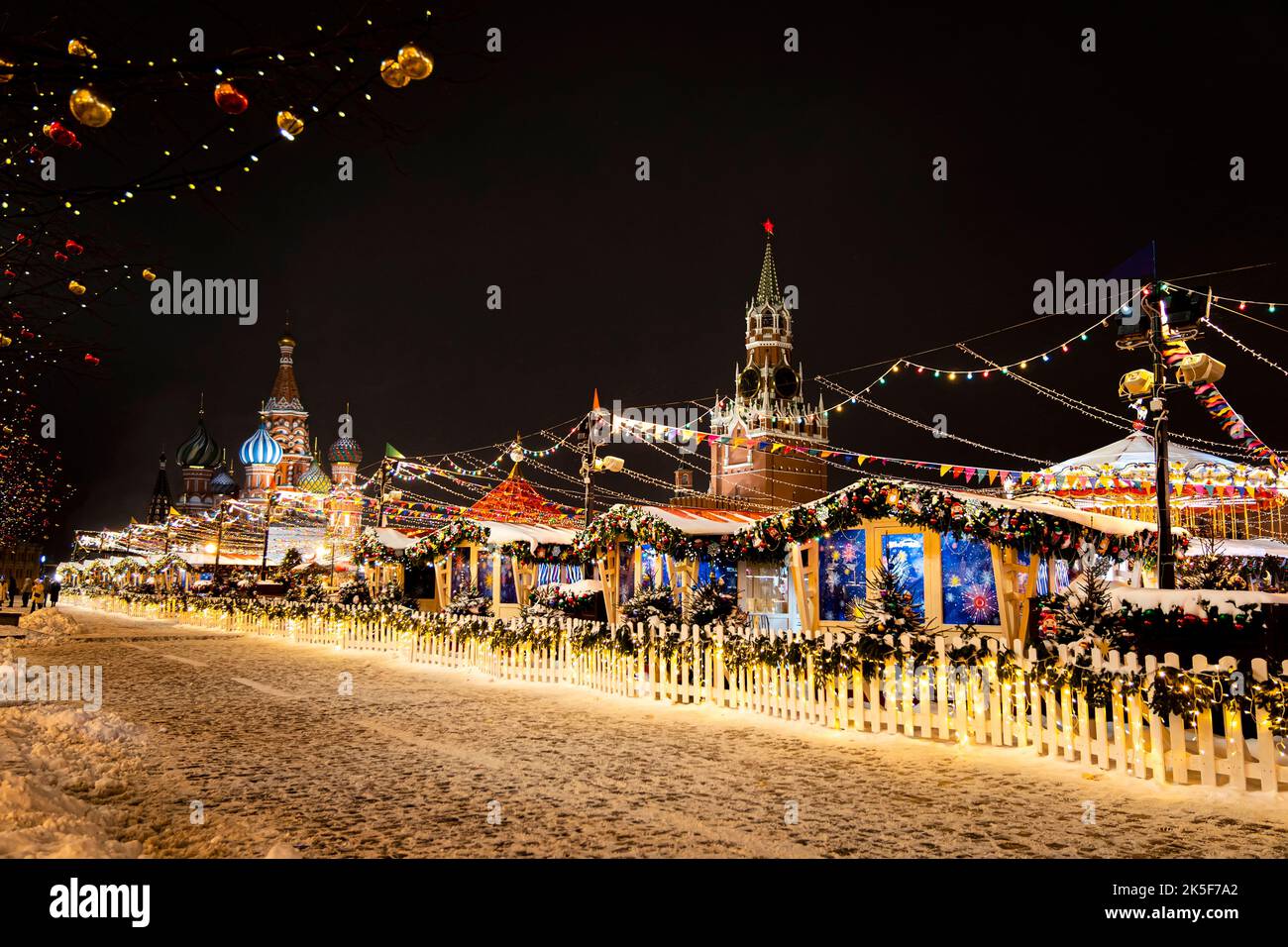 Moscou, Russie nouvel an. Marché de Noël arbre de Noël de conte de fées, lumières brillantes du centre commercial sur la place Rouge. Vacances neige hiver nuit landsca Banque D'Images