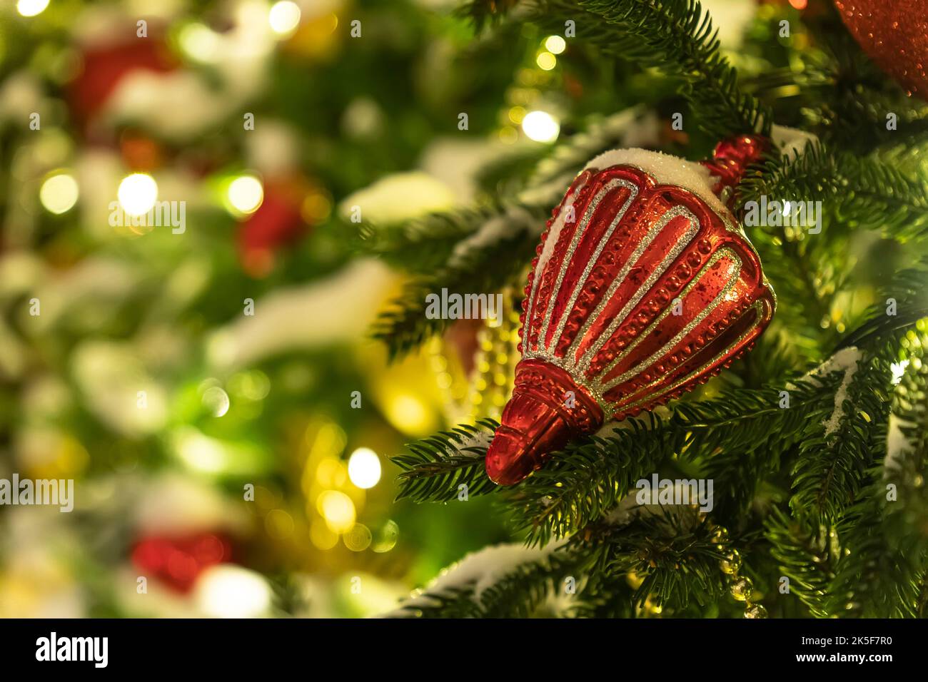 Jouet rouge, décorations de Noël et jouets sur l'arbre de Noël Banque D'Images