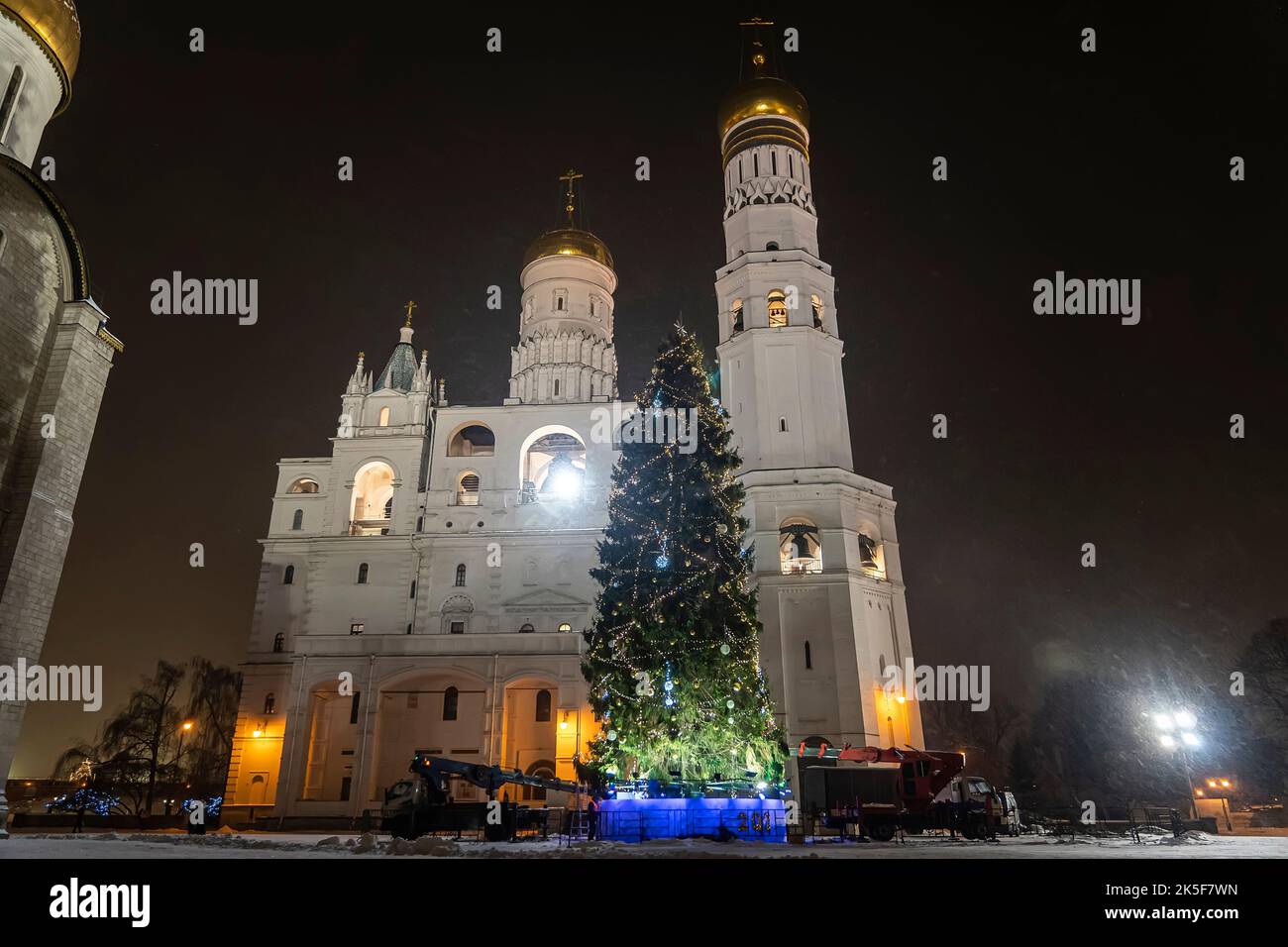 Belles églises orthodoxes sur le territoire du Kremlin de Moscou. Les ouvriers décorent un arbre de Noël au Kremlin. Préparation pour la nouvelle année. TH Banque D'Images