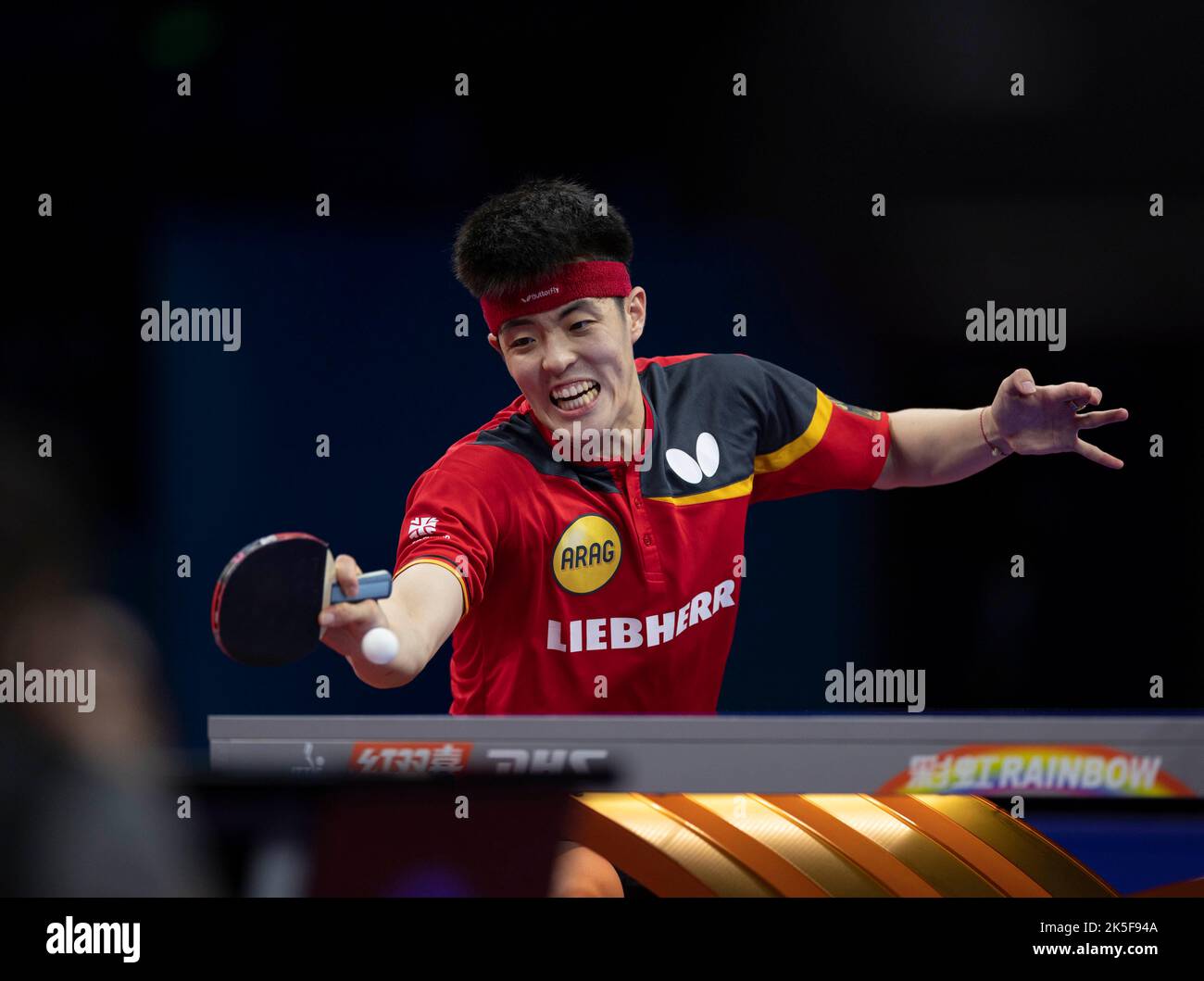 CHENGDU, CHINE - 8 OCTOBRE 2022 - Qiu Dang, d'Allemagne, est en compétition contre Jang Woojin, de Corée du Sud, lors des finales des Championnats du monde de l'équipe ITTF en 2022 - Banque D'Images