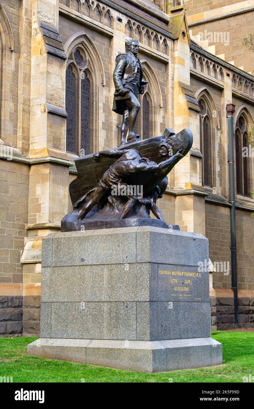 La statue en bronze du capitaine Matthew Flinders, le chef du premier tour de l'Australie, se trouve sur Swanston Street, juste à l'extérieur de St Paul's Cat Banque D'Images