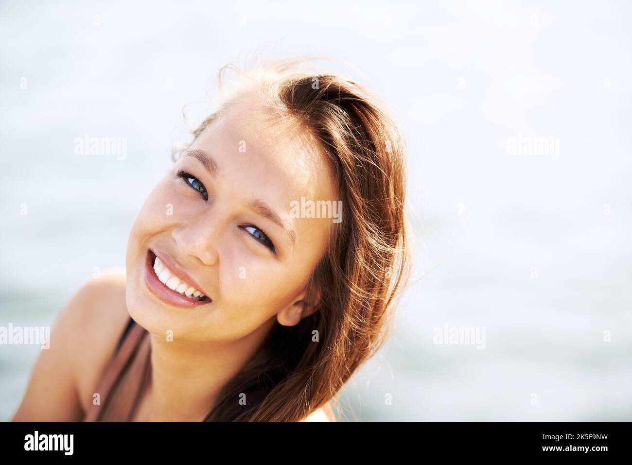 Détendez-vous après une longue journée. Une magnifique jeune femme souriant dehors. Banque D'Images