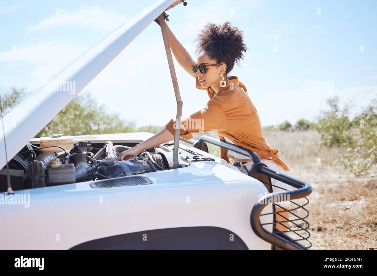 Problème de moteur de voiture de femme noire lors d'un voyage sur route ou d'un voyage de vacances en plein air en Afrique. Le chauffeur de fille arrête de voyager, les vacances et l'urgence d'accident Banque D'Images