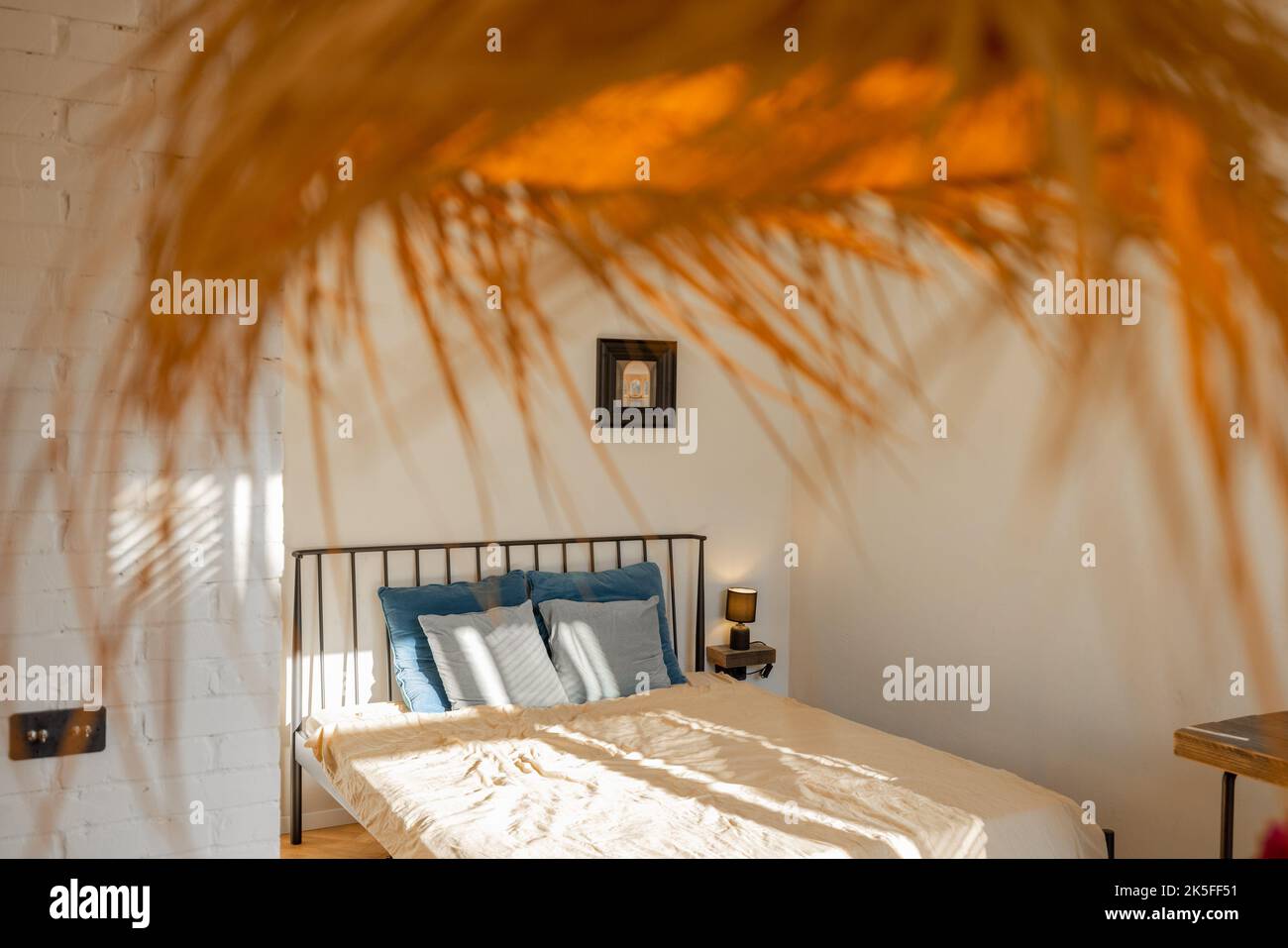 Intérieur confortable et ensoleillé de la chambre Banque D'Images
